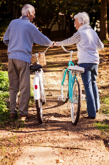 Senior paar wandelen naast hun fiets