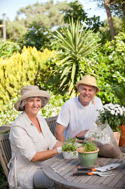 Senior paar zitten in hun tuin