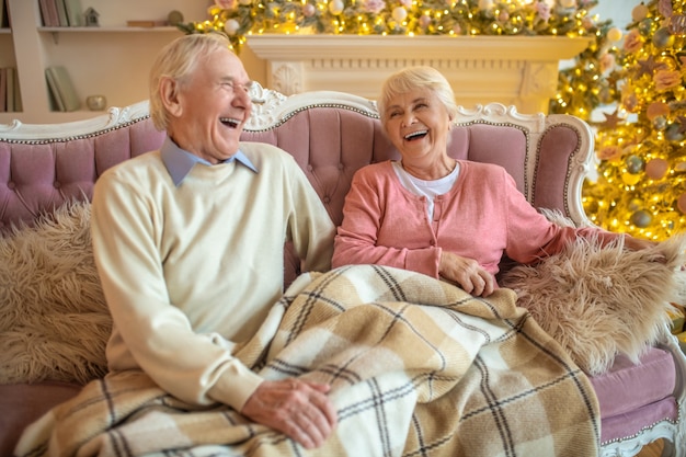 Senior paar zittend op de bank samen