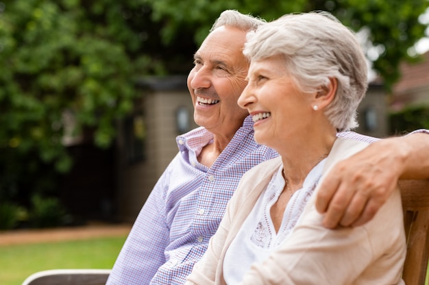 Senior paar zittend op de bank