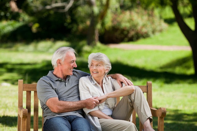 Senior paar zittend op een bankje