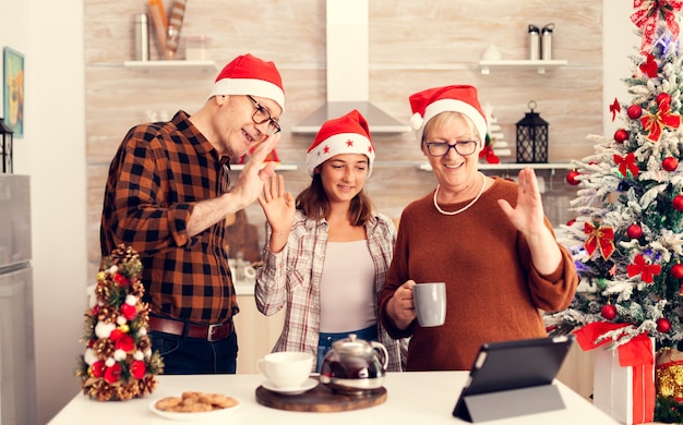 クリスマスを祝い、家族と話す先輩の親子