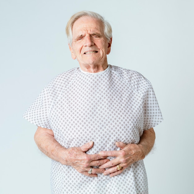 Paziente anziano che ha mal di stomaco