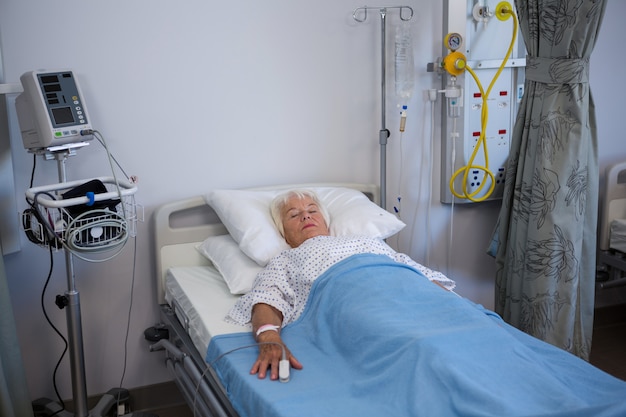 Senior patiënt liggend op bed