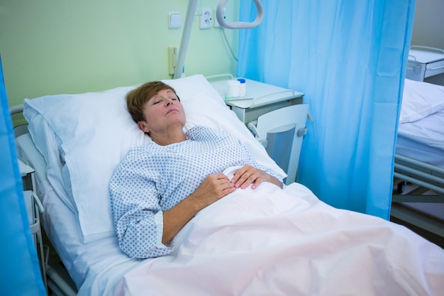 Photo senior patient lying on a bed