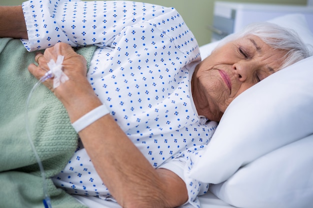Photo senior patient lying on bed