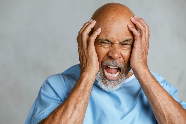Senior patiënt met migraine