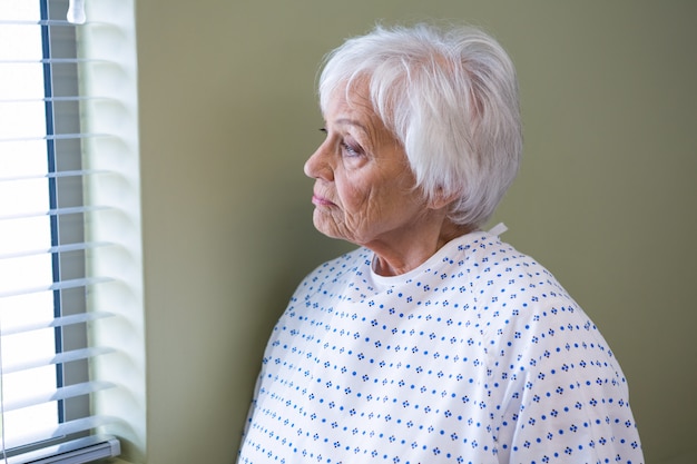 Paziente senior in piedi in ospedale