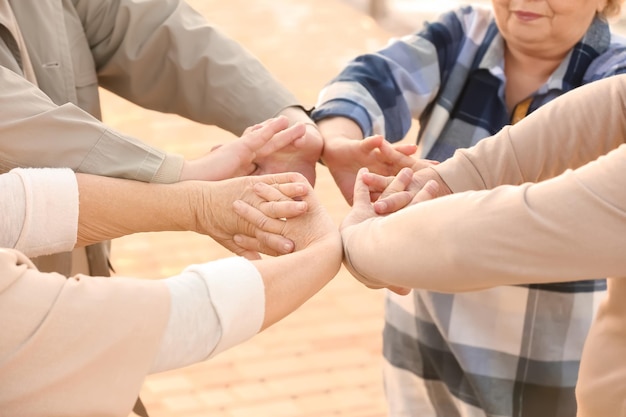 사진 야외 통일의 상징으로 손을 모으는 케어 홈에서 고위 사람들