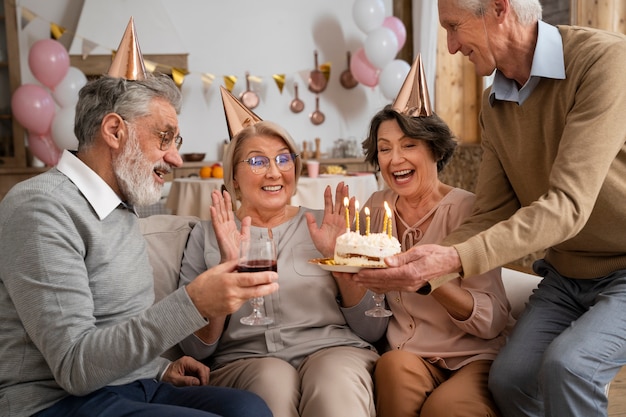 写真 パーティーで楽しんでいるお年寄り