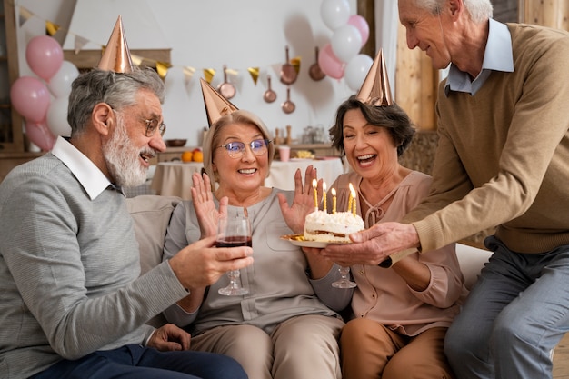 Foto persone anziane che si divertono alla festa