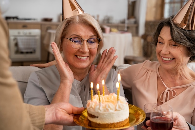 Foto persone anziane che si divertono alla festa