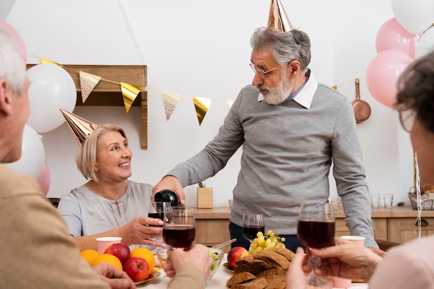 Foto persone anziane che si divertono alla festa