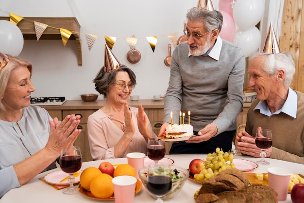 Foto persone anziane che si divertono alla festa