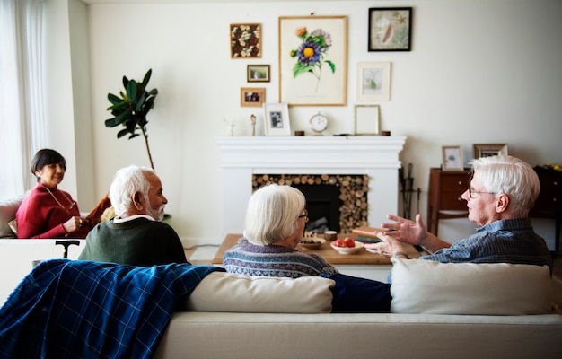 Photo senior people talking in a living room