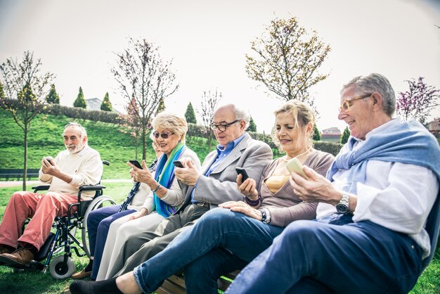 Foto gente senior che guarda gli smartphone