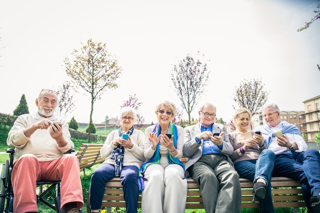 Foto gente senior che guarda gli smartphone