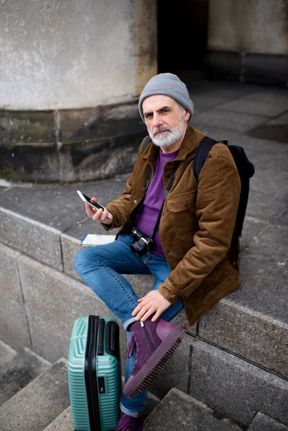 Foto persona anziana che viaggia da sola