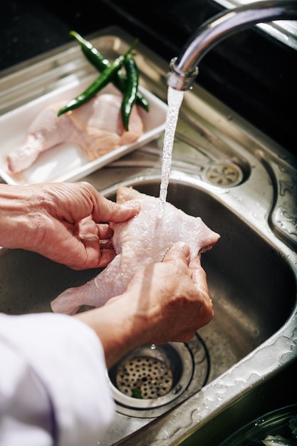 Senior persoon kippendijen spoelen