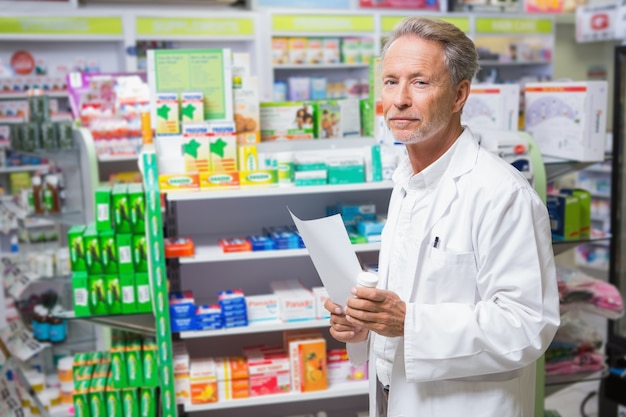 Farmacista senior che tiene una prescrizione