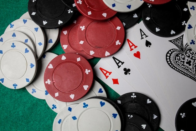 Senior poker. vier speelkaarten, vier azen en pokerfiches op een groene casinotafel.