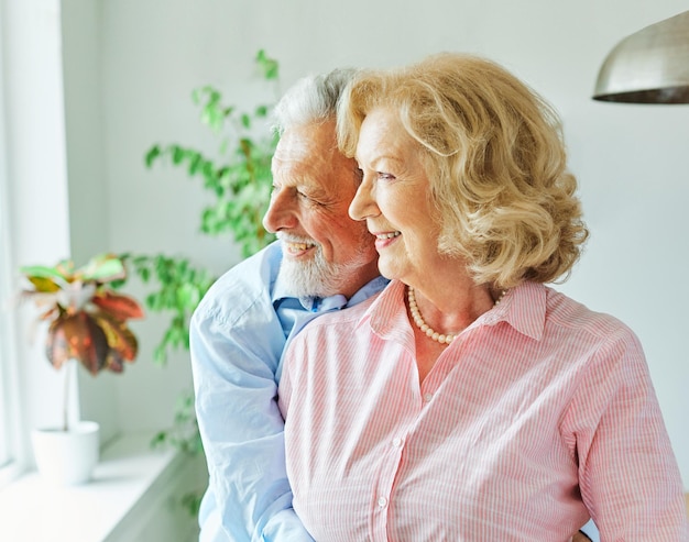 Старший портрет женщина мужчина пара счастливый выход на пенсию улыбаясь любовь пожилой образ жизни старые вместе