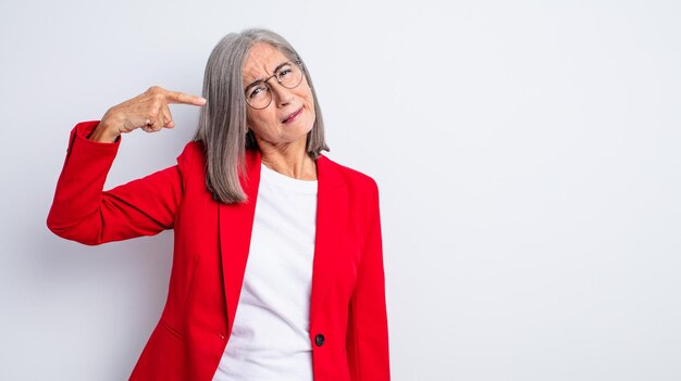 Foto senior bella donna sentirsi confusa e perplessa mostrando che sei pazzo concetto di donna d'affari