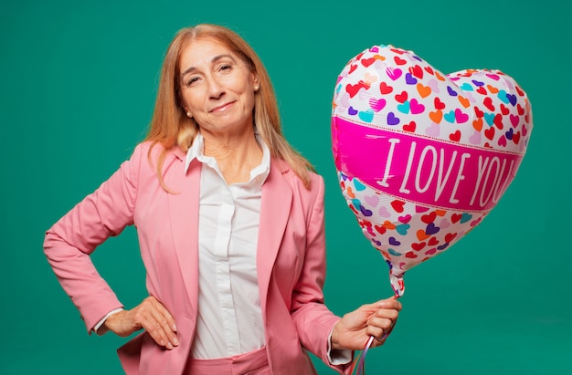 Concetto di giorno di valentines senior donna graziosa