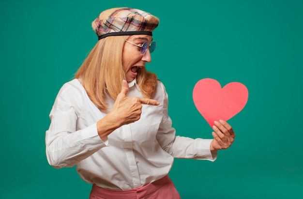 Concetto di giorno di valentines senior donna graziosa