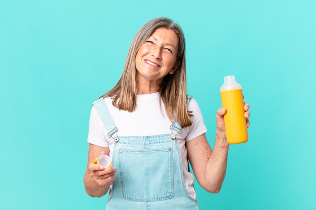 コーヒー魔法瓶を持つ年配のきれいな女性