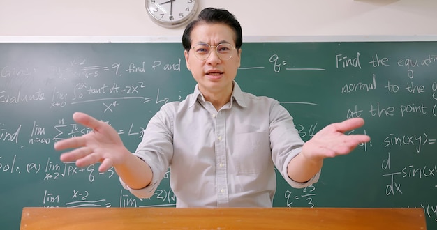 カリキュラムを教える上級教授