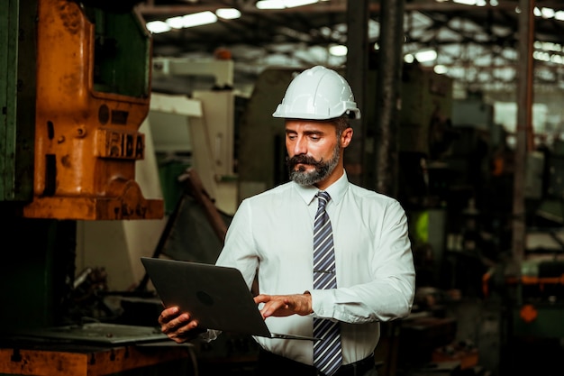 Foto senior projectmanager werkzaam in industriële fabriek