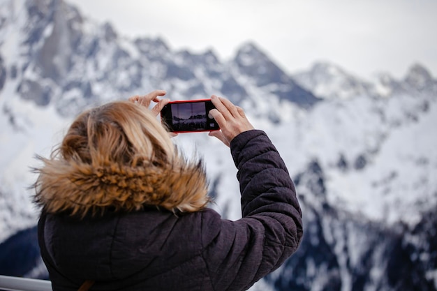 Foto senior reiziger snaps alpine uitzichten vermenging van leeftijd met wanderlust actieve pensioen gouden jaren