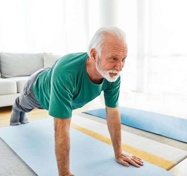 Senior rekoefeningen en thuis yoga doen