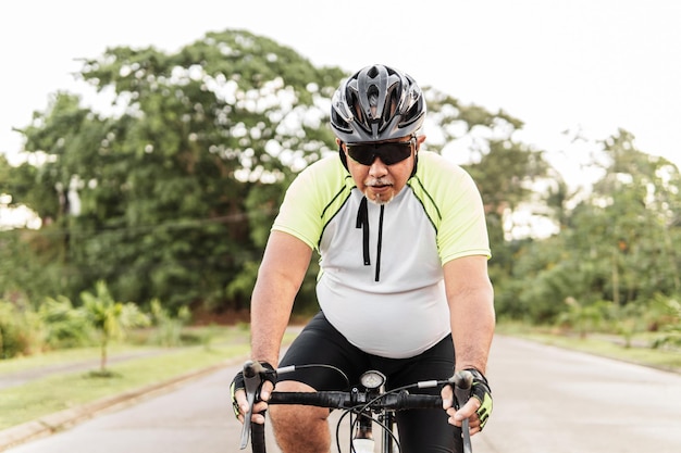 Senior Spaanse man fietsen op de weg