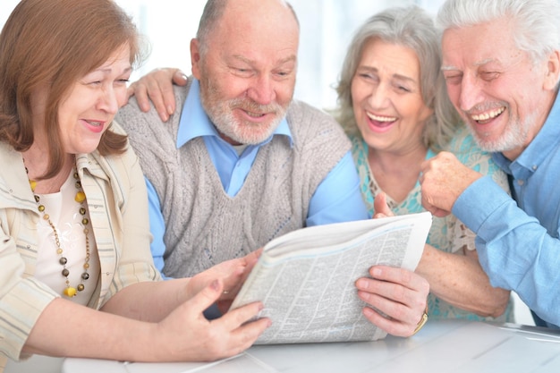 Senior stellen die de krant lezen