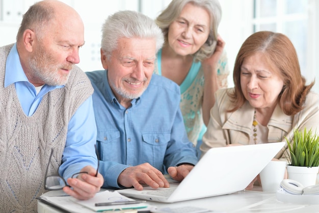 Senior stellen die de krant lezen