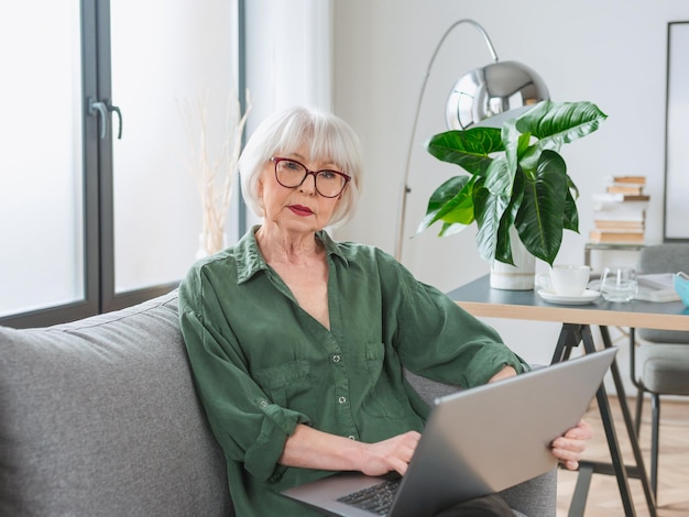 senior vriendelijke vrouw ondernemer werkt vanuit huis