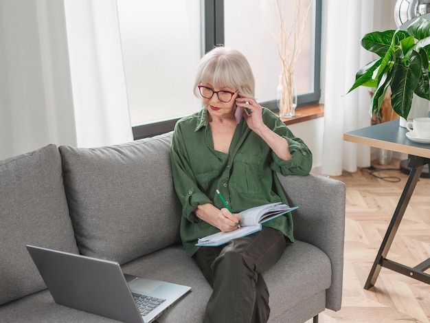 senior vriendelijke vrouw ondernemer werkt vanuit huis