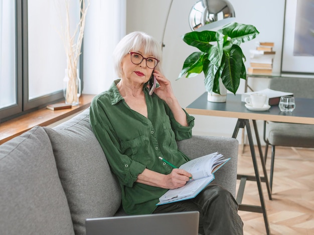 senior vriendelijke vrouw ondernemer werkt vanuit huis