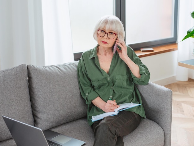 senior vriendelijke vrouw ondernemer werkt vanuit huis