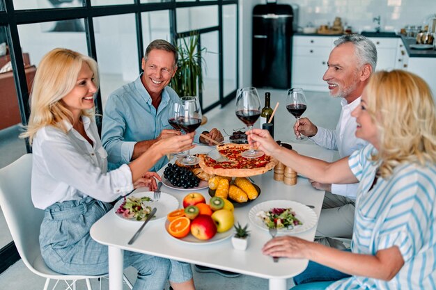 Senior vrienden aan het eten thuis