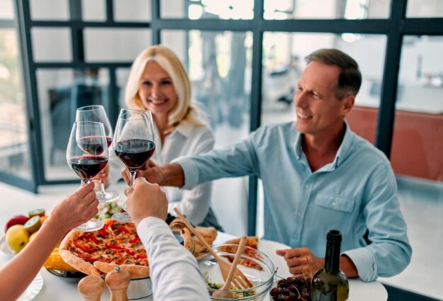 Senior vrienden aan het eten thuis