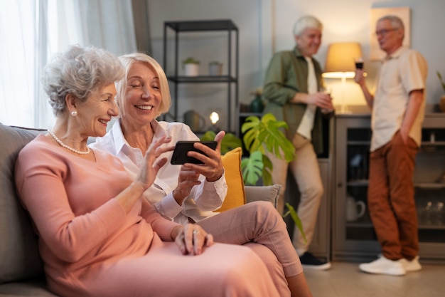 Foto senior vrienden die 's avonds een feestje geven