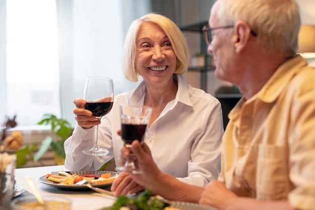 Senior vrienden die 's avonds een feestje geven