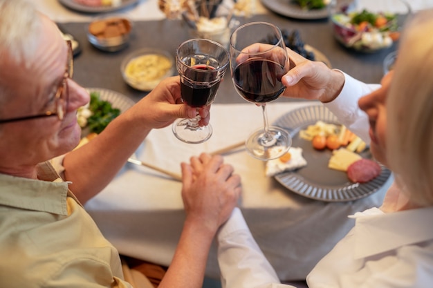 Foto senior vrienden die 's avonds een feestje geven