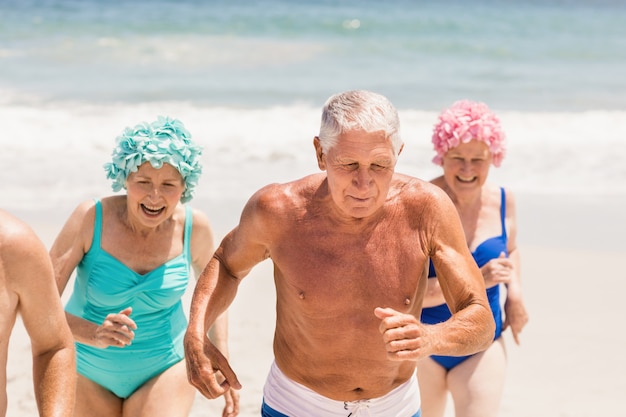 Senior vrienden die samen rennen