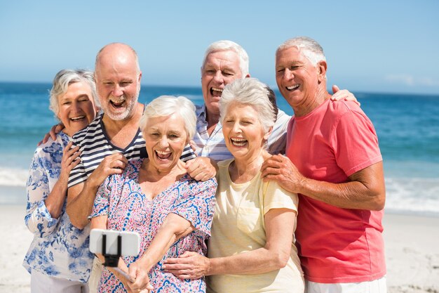 Senior vrienden selfie te nemen