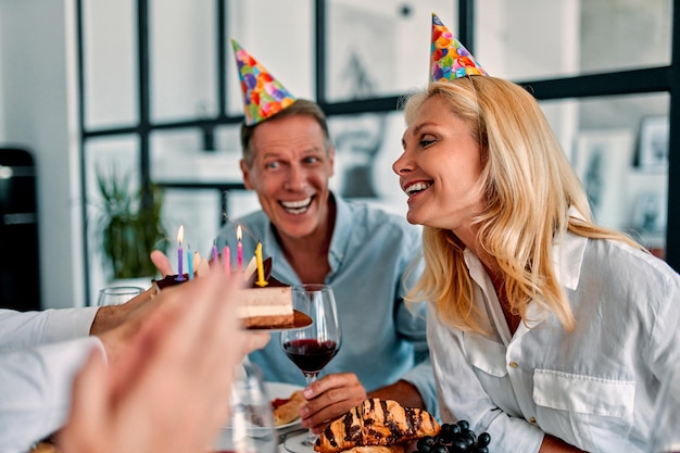 Senior vrienden vieren verjaardag