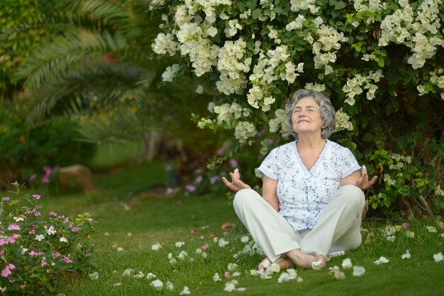 Senior vrouw aan het mediteren